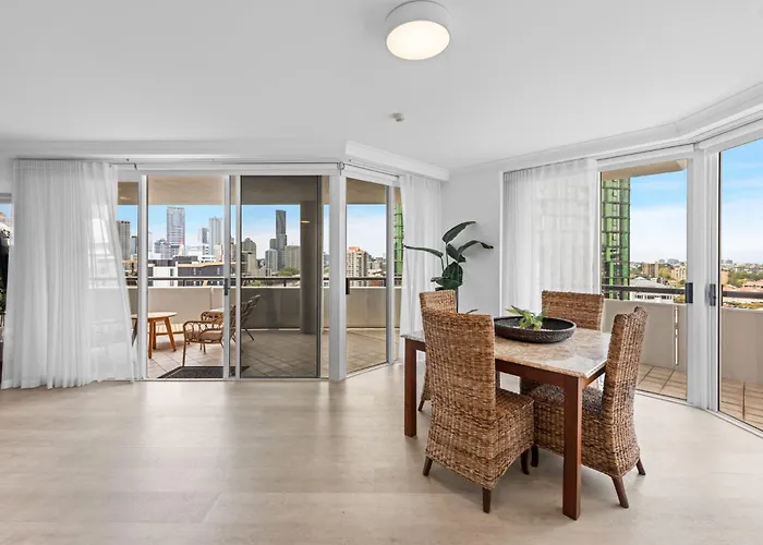 Lavish 3-Bed With Wraparound Balcony And Pool