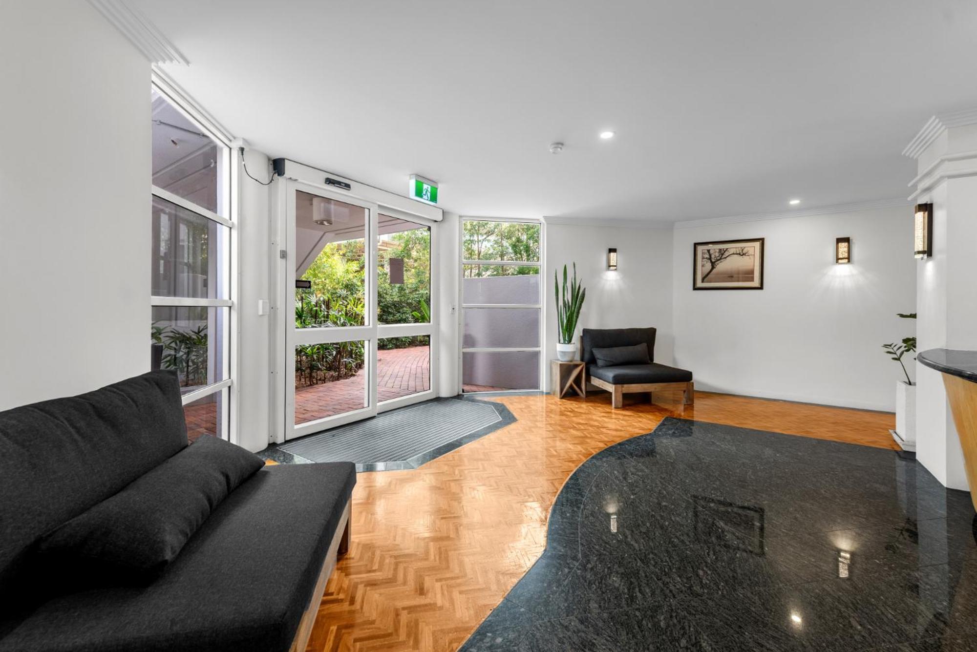Lavish 3-bed With Wraparound Balcony And Pool Apartment Brisbane