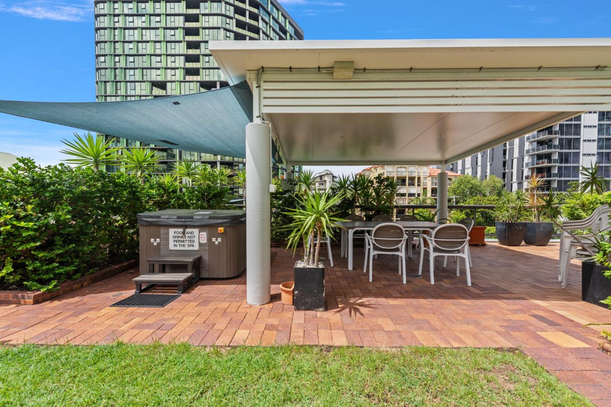 Apartment Lavish 3-bed With Wraparound Balcony And Pool *