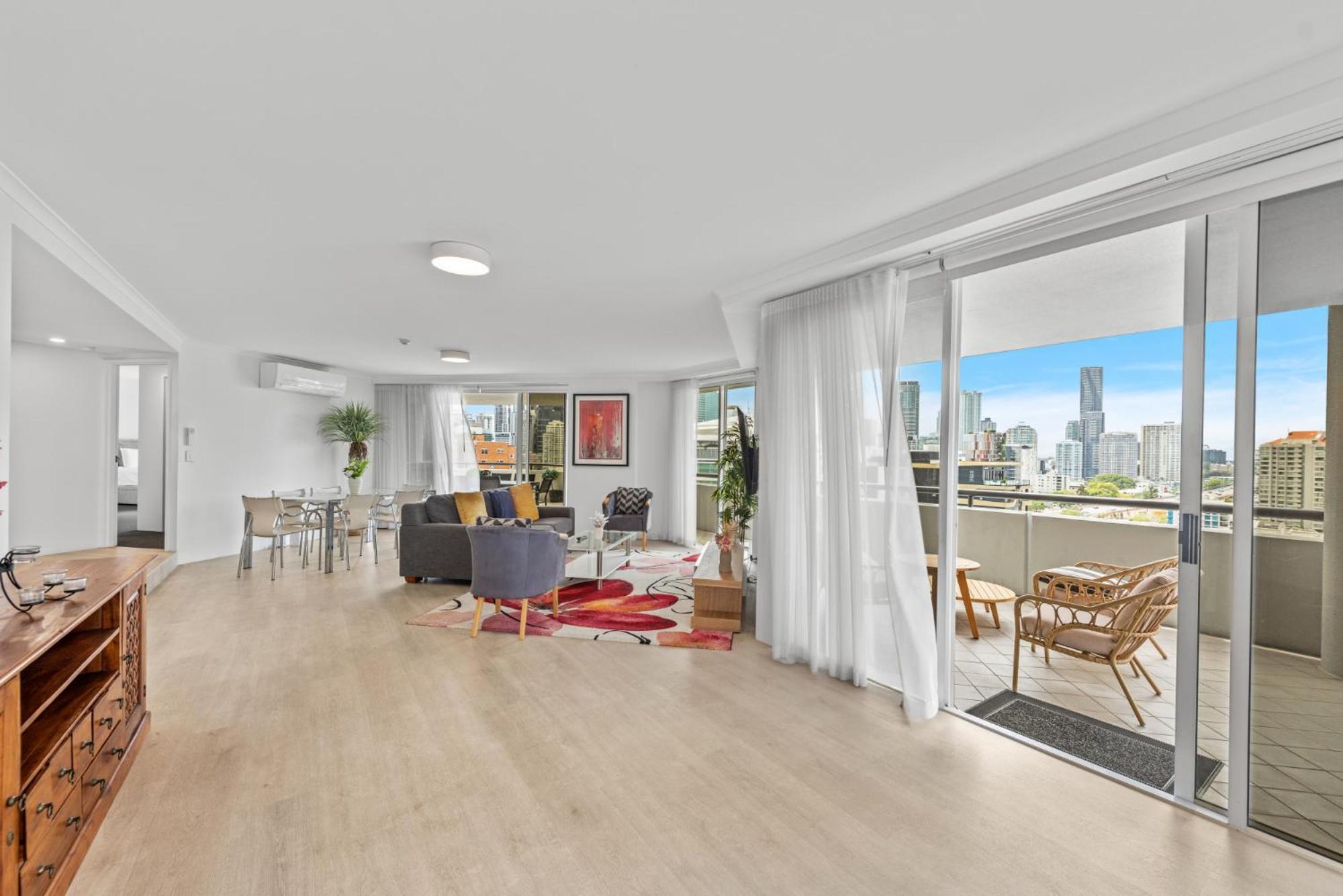Apartment Lavish 3-bed With Wraparound Balcony And Pool *