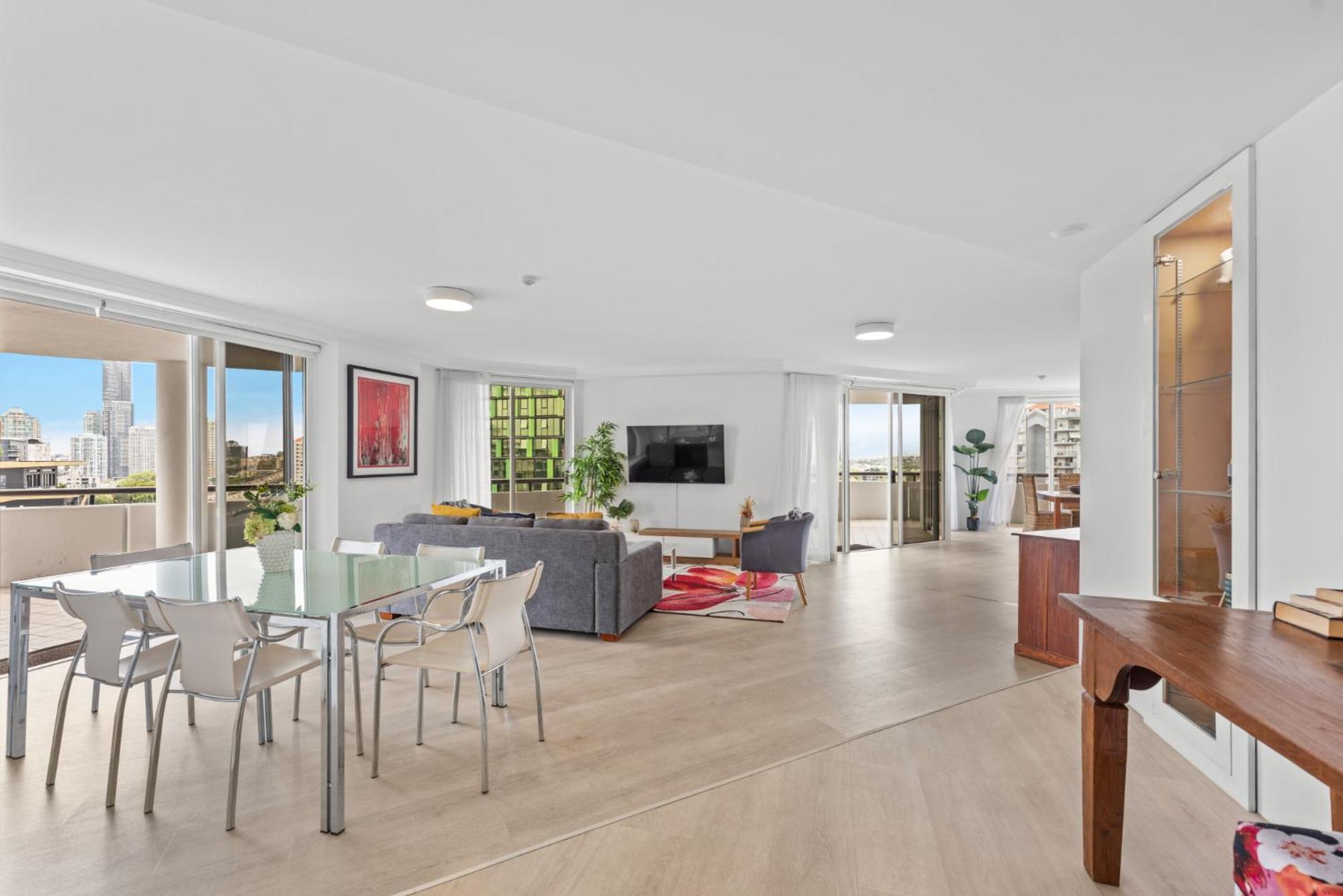 Lavish 3-bed With Wraparound Balcony And Pool Brisbane